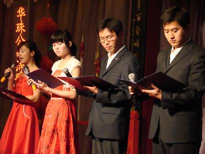 公司員工在朗誦詩歌